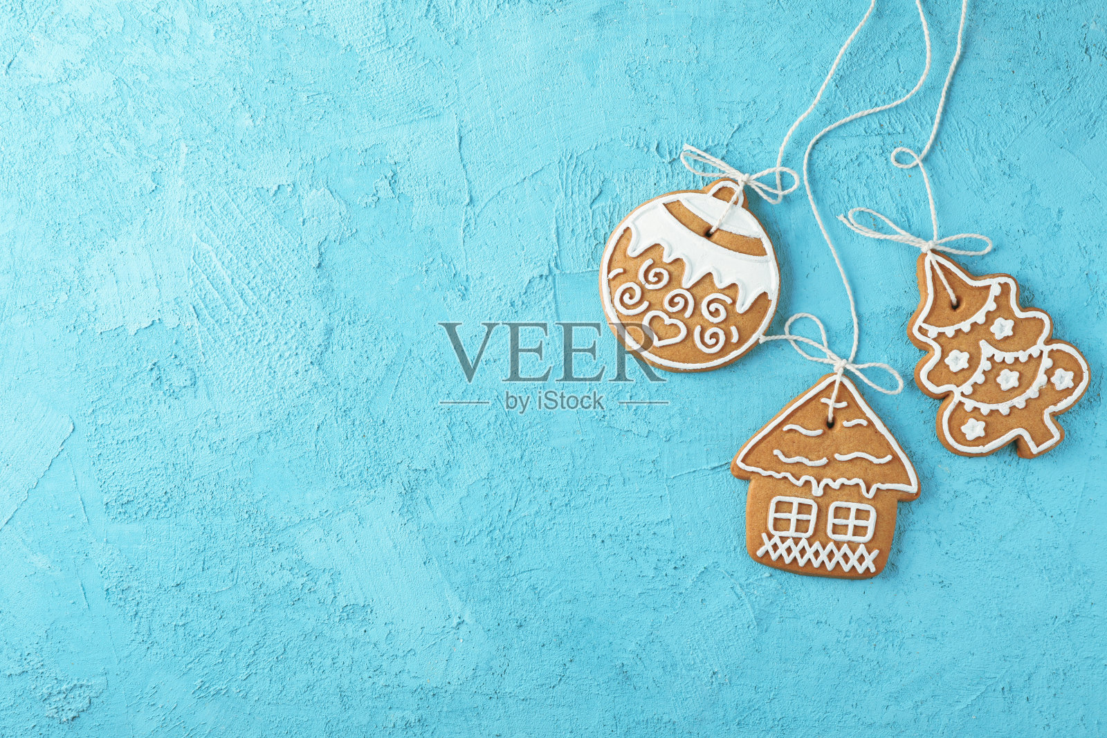 美味的自制圣诞饼干，蓝色背景，文字空间。俯视图照片摄影图片