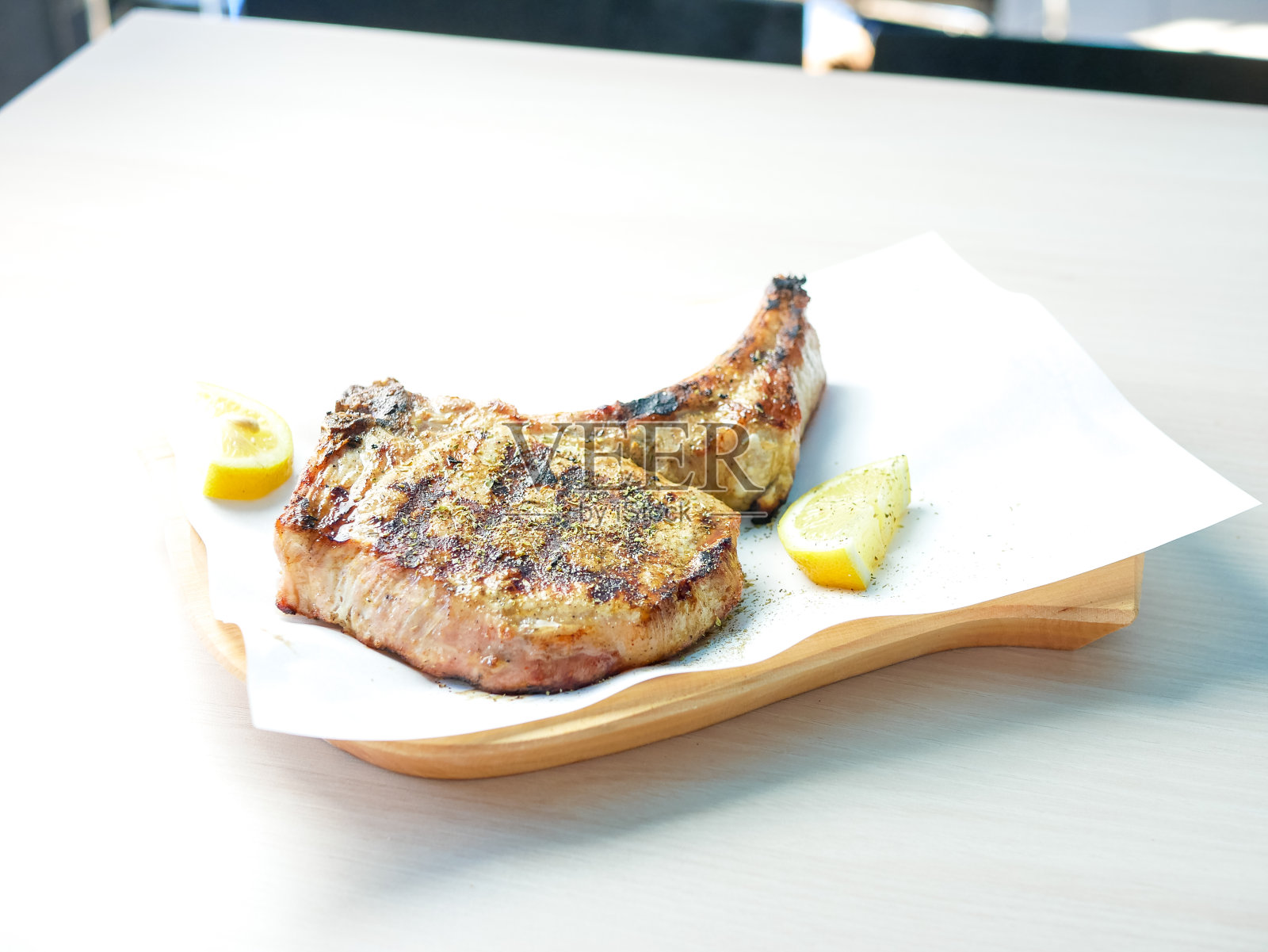 餐厅桌上的牛排照片摄影图片