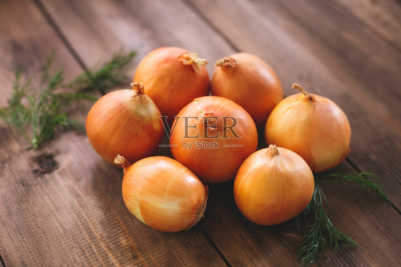 村子桌子上的一个大洋葱。健康饮食照片摄影图片