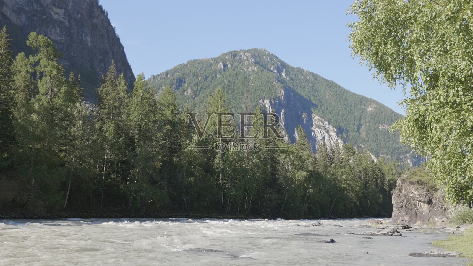 海浪，浪花，泡沫，阿尔泰山的卡顿河。西伯利亚,俄罗斯照片摄影图片