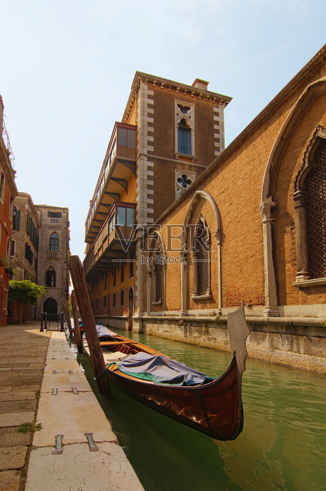 停泊在水渠中的传统贡多拉的经典广角景观。背景是老建筑。阳光明媚的秋日。威尼斯的典型景观，意大利照片摄影图片