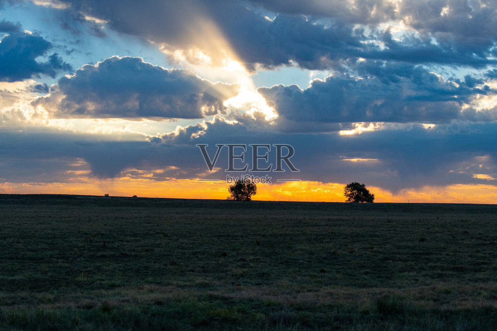 科罗拉多平原上的阳光造就了美丽的日出照片摄影图片