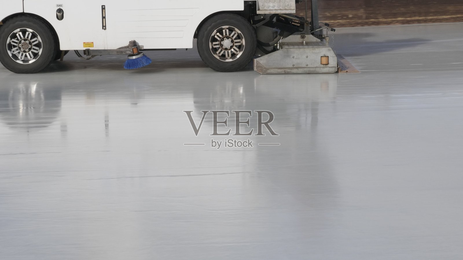 工人们在公共溜冰场平冰照片摄影图片