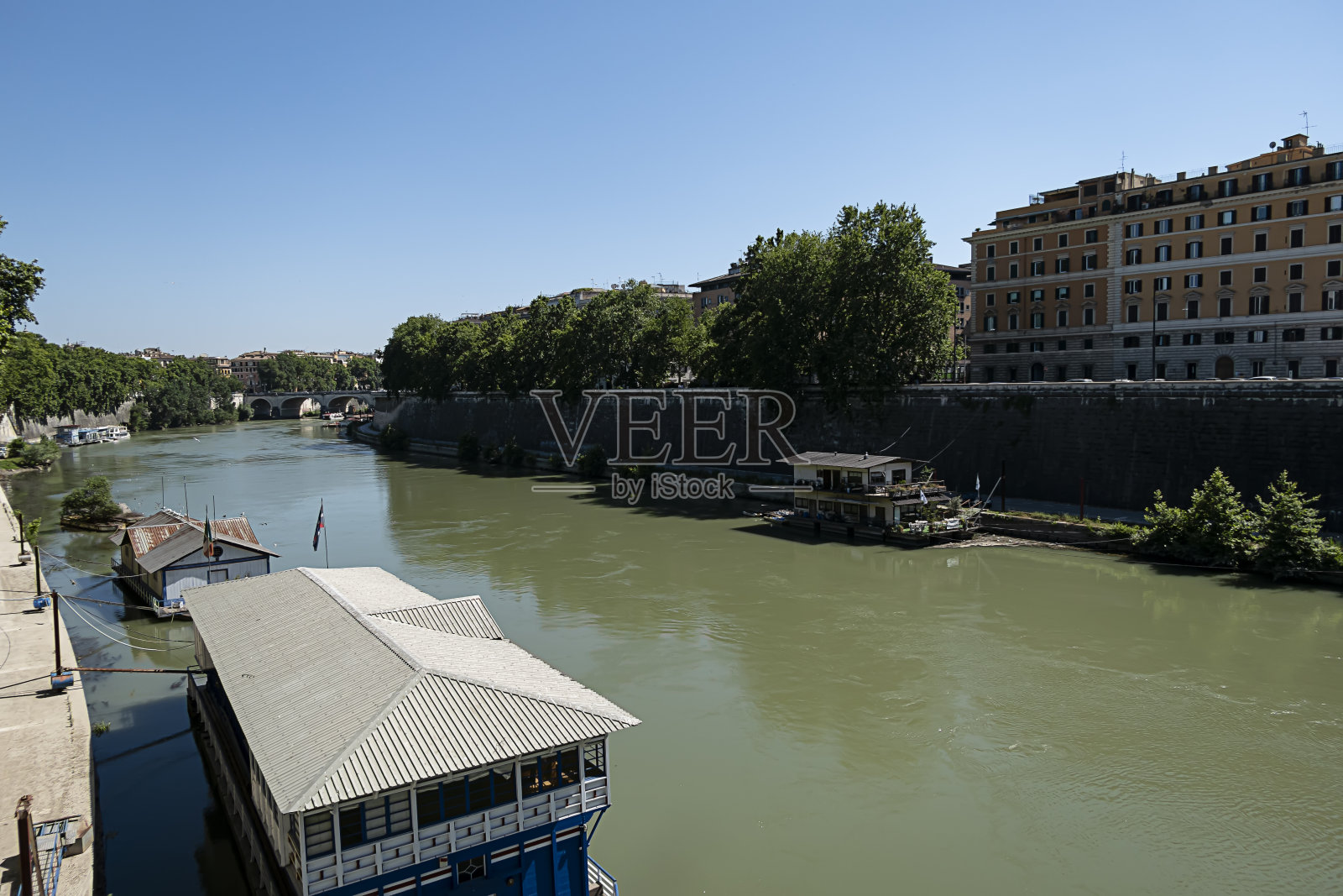 台伯河上的木筏照片摄影图片