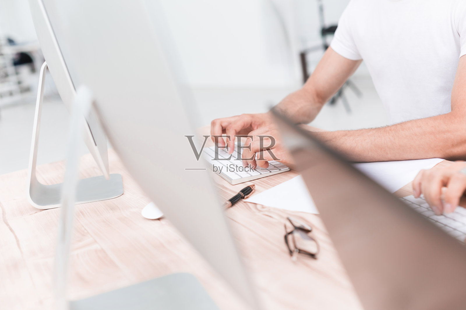 商务团队使用笔记本电脑分析接收到的信息特写照片摄影图片