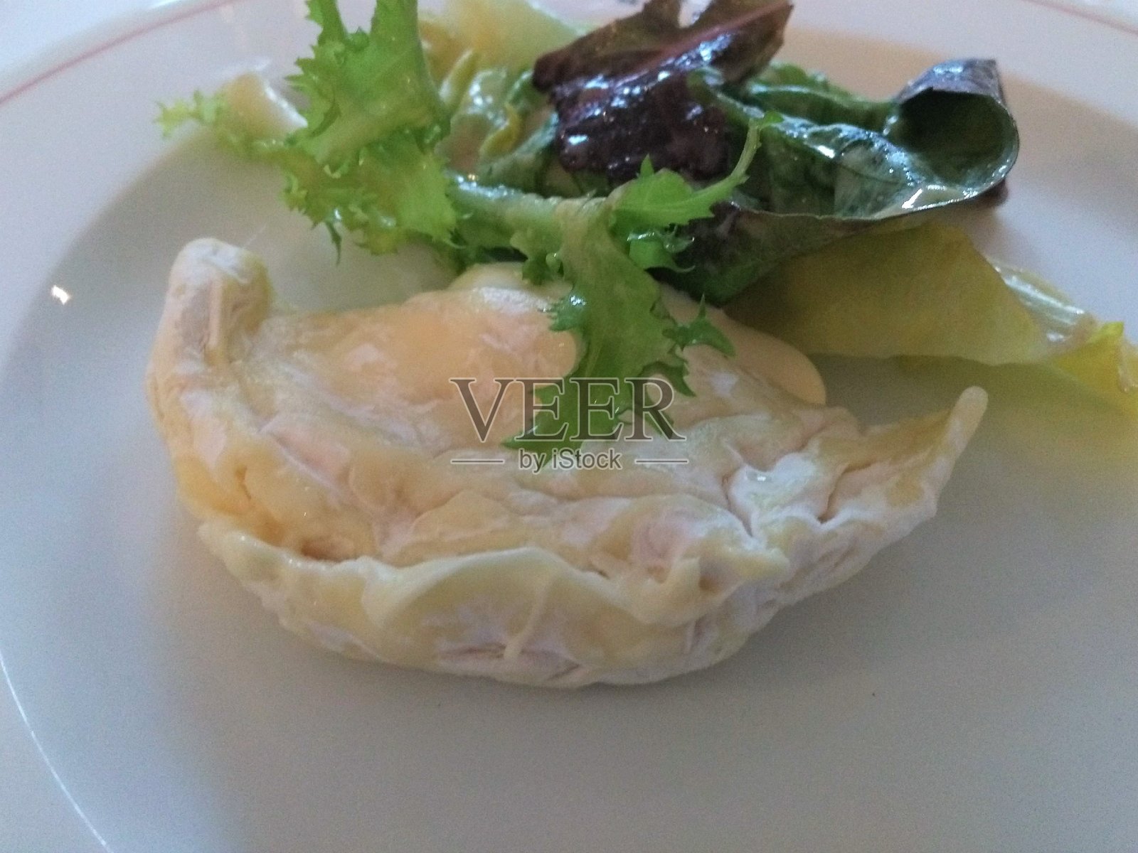 一半圣马塞林奶酪照片摄影图片