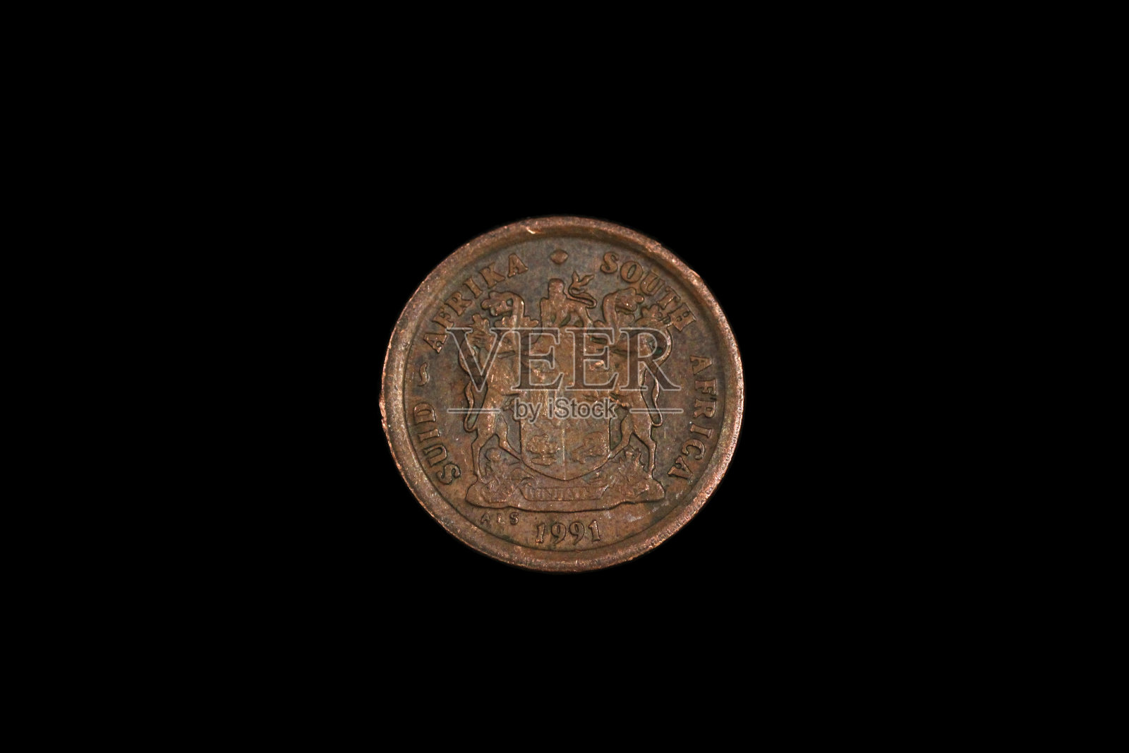 一种孤立在黑色背景上的来自南非的旧硬币照片摄影图片