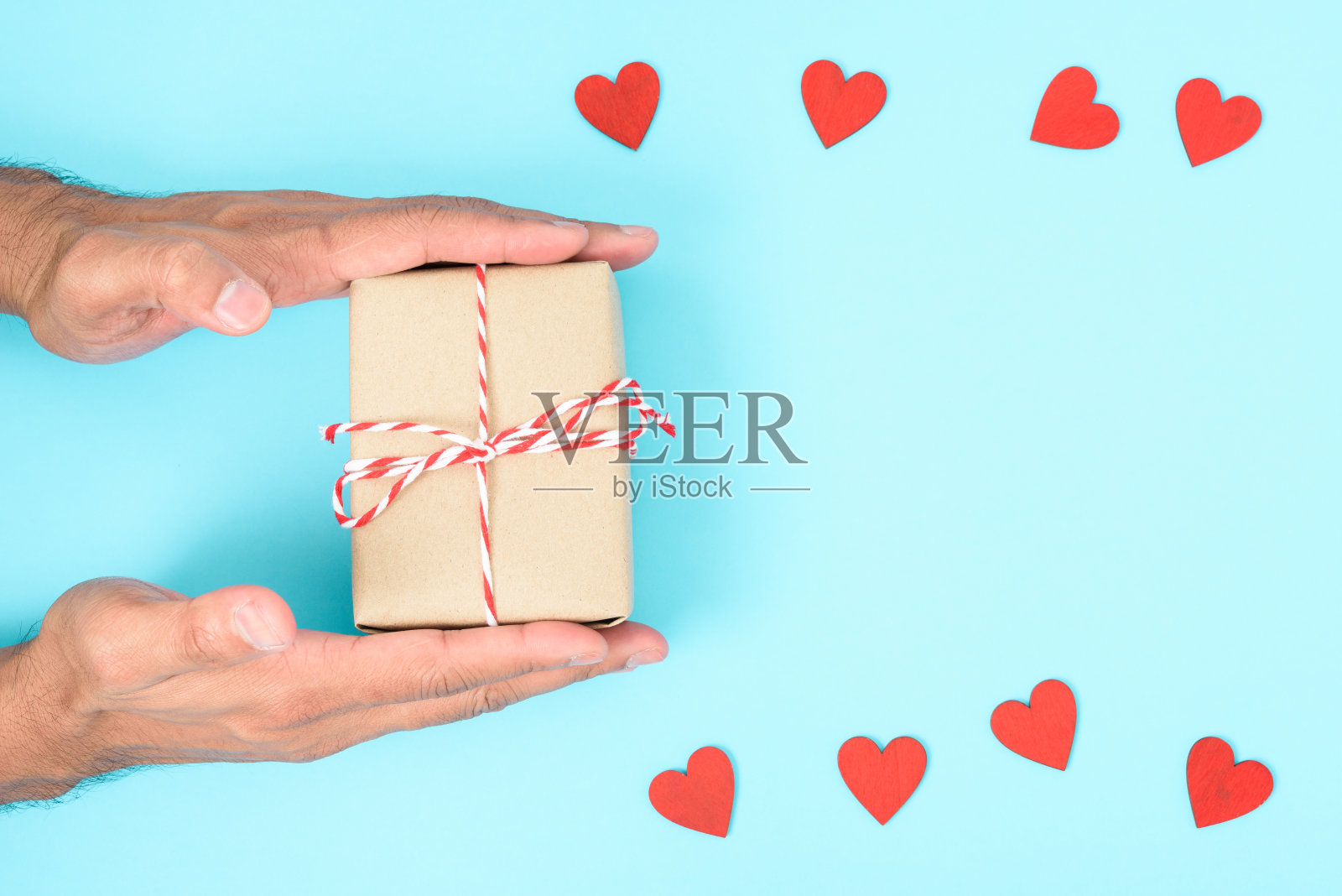 情人节概念：俯视平铺，红心与礼品盒照片摄影图片