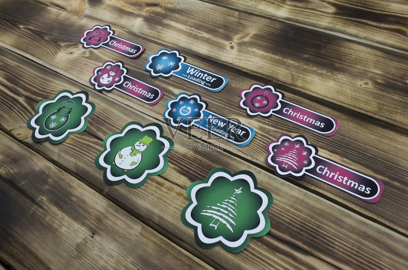 圣诞彩色贴纸和木制的照片摄影图片