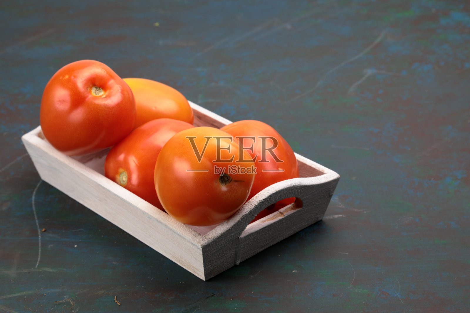 盛有新鲜红色罗马番茄的容器照片摄影图片