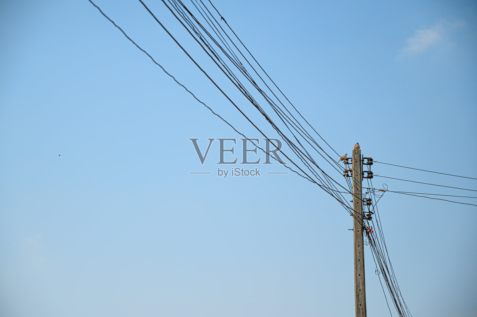 电的概念。关闭高压电线站。照片摄影图片