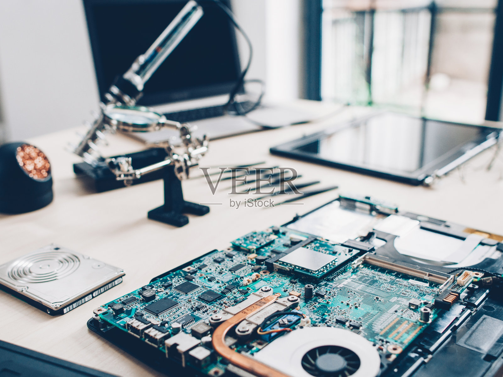 技术实验室工程师工作的笔记本电脑零件照片摄影图片