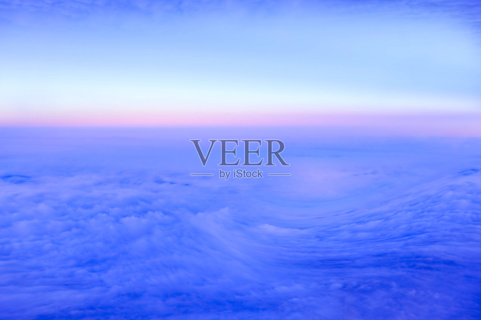 飞机的机翼在云和蓝天上照片摄影图片