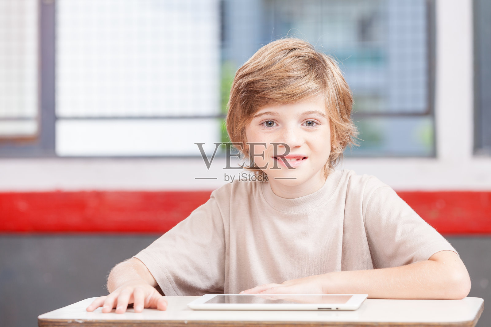 在小学的白人男童照片摄影图片