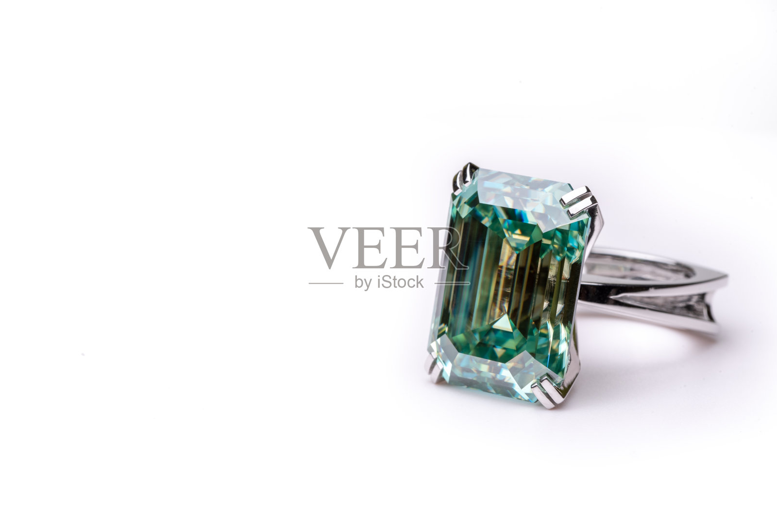 蓝色钻石戒指照片摄影图片