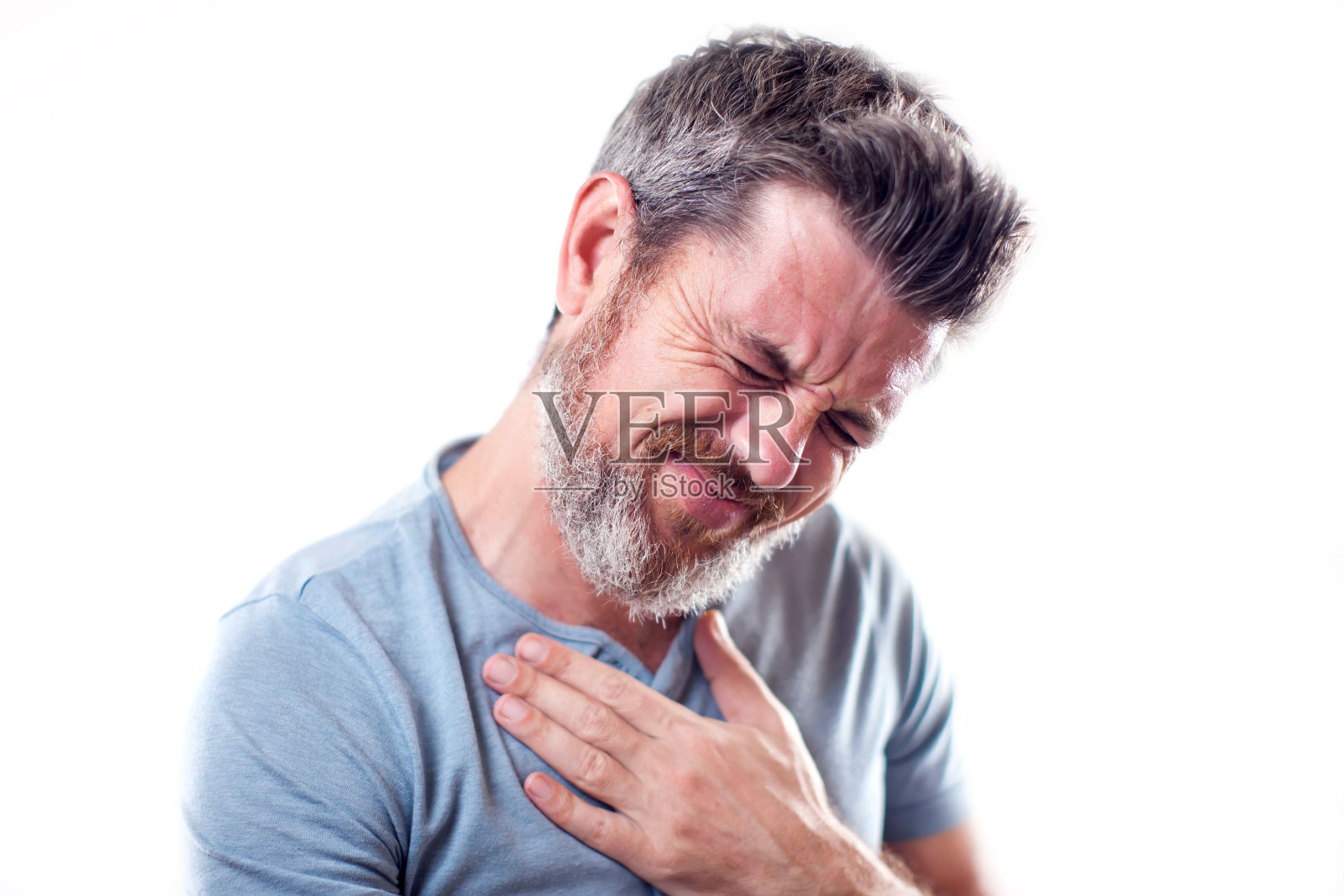 男人感到强烈的心脏疼痛隔离。人、医疗保健和医学概念照片摄影图片