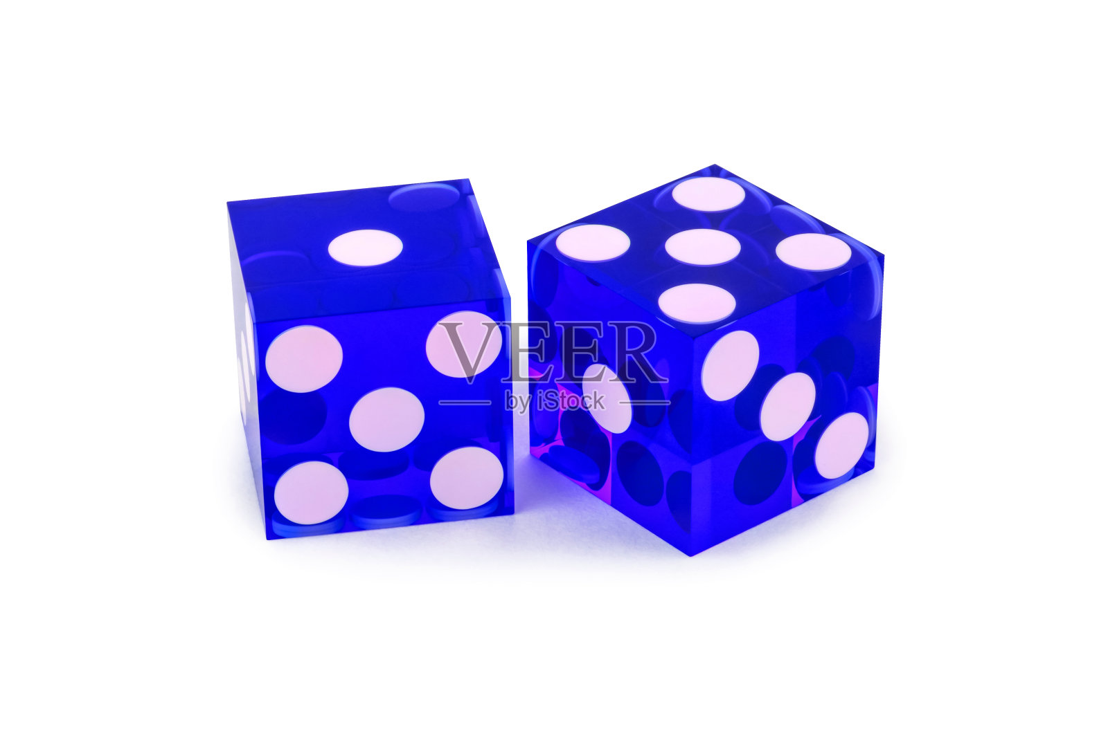 两个专业蓝色玻璃骰子的特写。一和五，有轻微的阴影，完整的剪裁。微距拍摄，选择性对焦。照片摄影图片