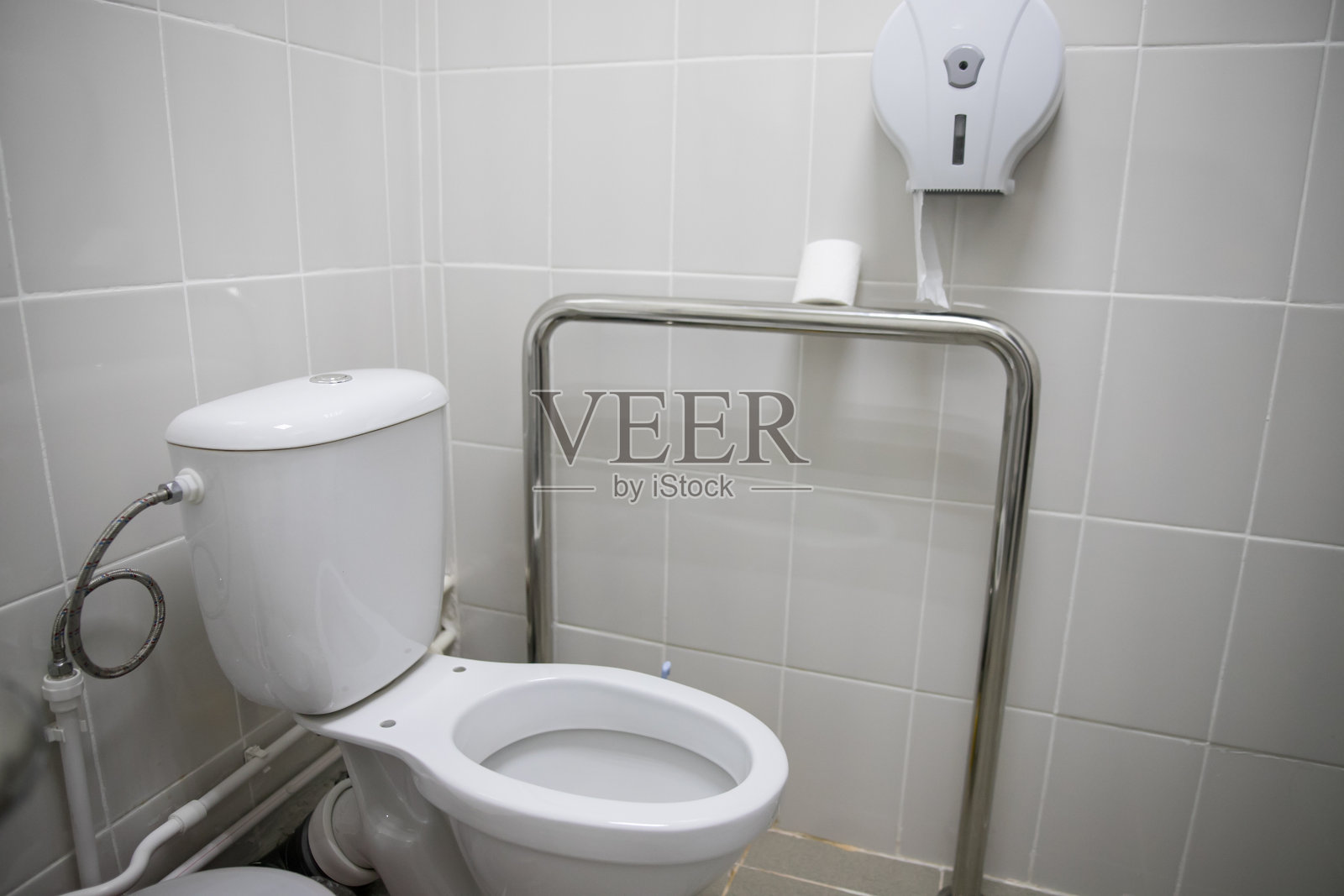 残疾人卫生间、厕纸、支撑手柄照片摄影图片