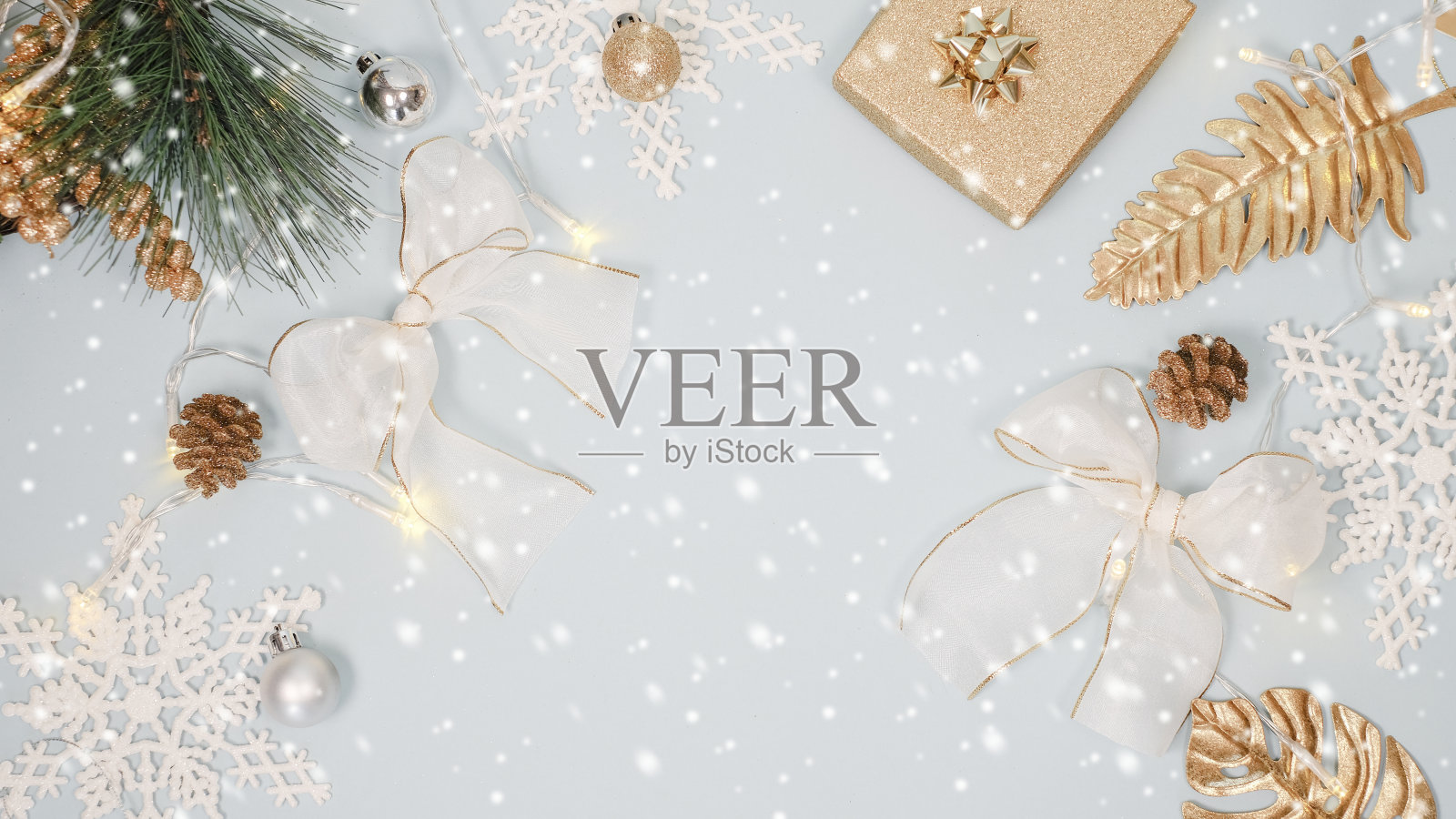 2020年圣诞节和新年背景横幅与美丽的装饰礼物在冬天的假日。在明亮的蓝色，金色和银色的主题与雪花。顶部视图与复制空间。照片摄影图片