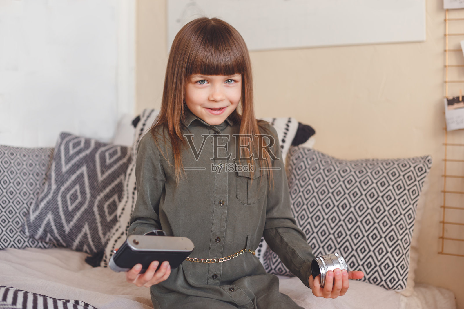 小女孩的相机有问题。保修或童年概念照片摄影图片