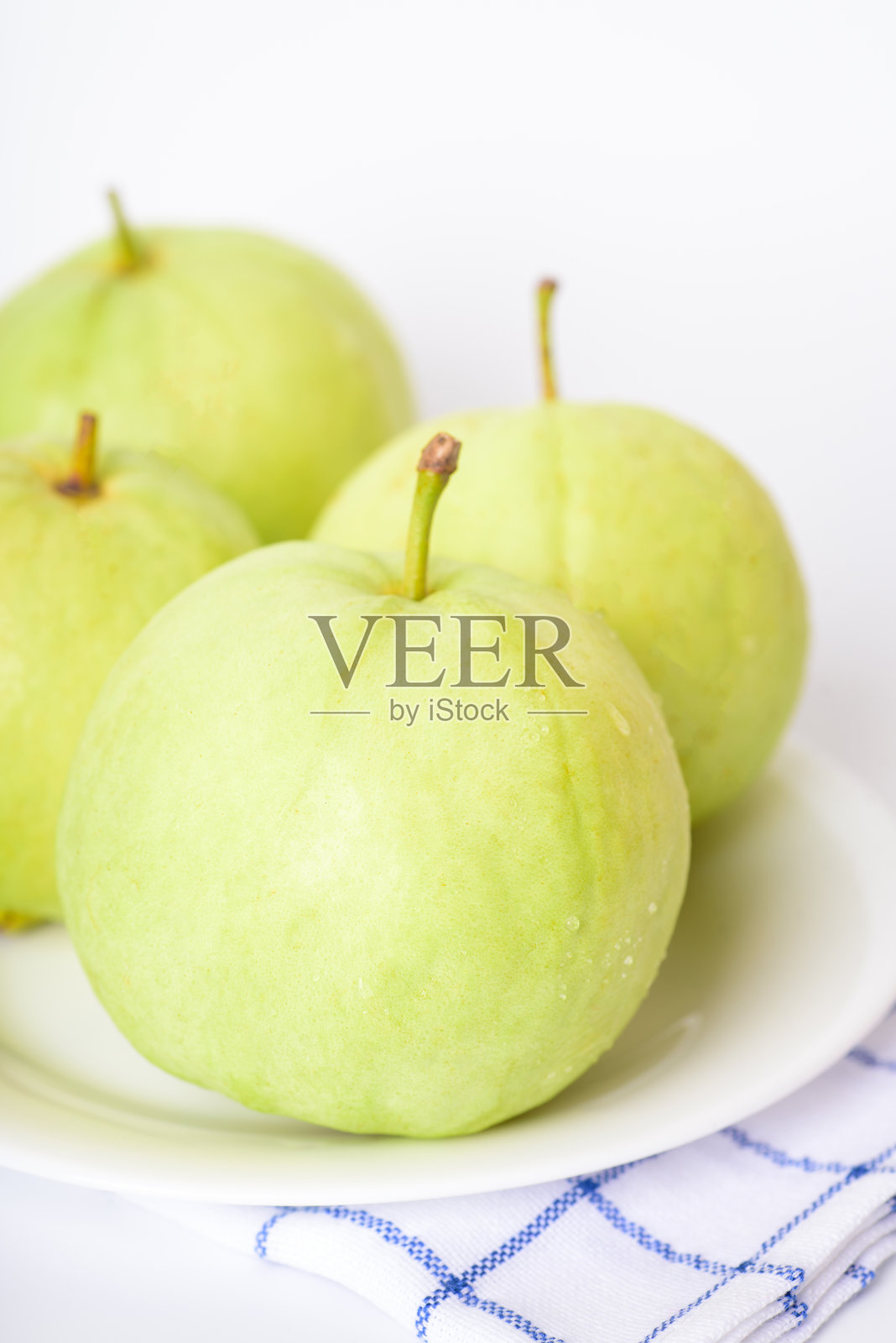 新鲜的有机番石榴热带水果在白色的背景。健康食品高维生素C概念照片摄影图片