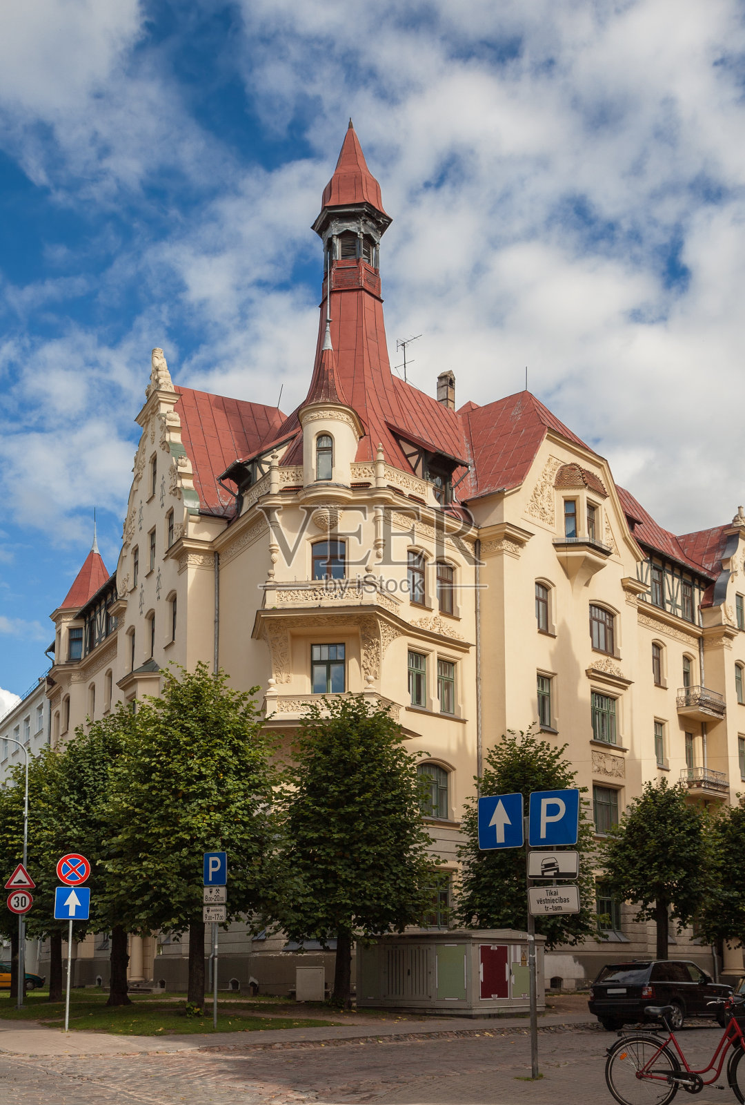 里加新艺术，阿尔伯塔街上有塔楼的房子照片摄影图片