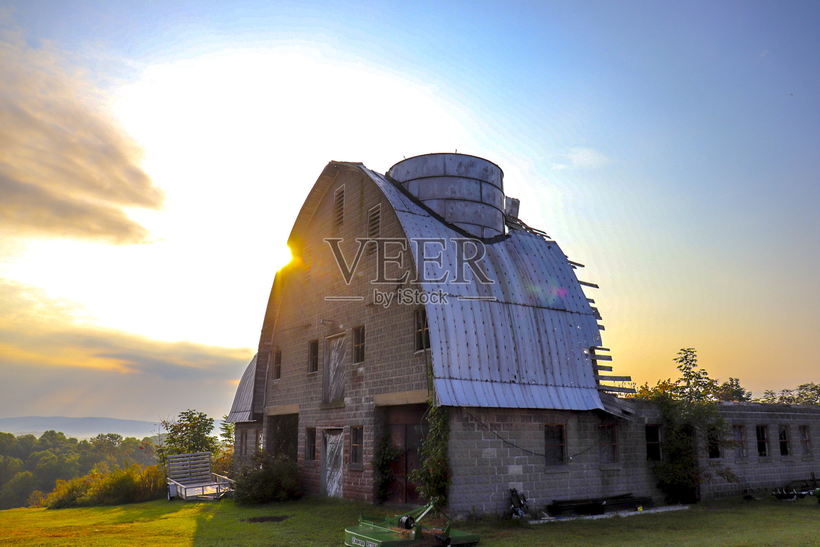 谷仓天窗晨光照片摄影图片