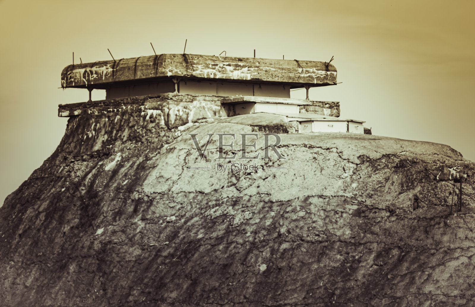 图片显示的是挪威斯堪的那维亚的Tjome岛上的Verdens Ende上的战争防御工事，掩体照片摄影图片