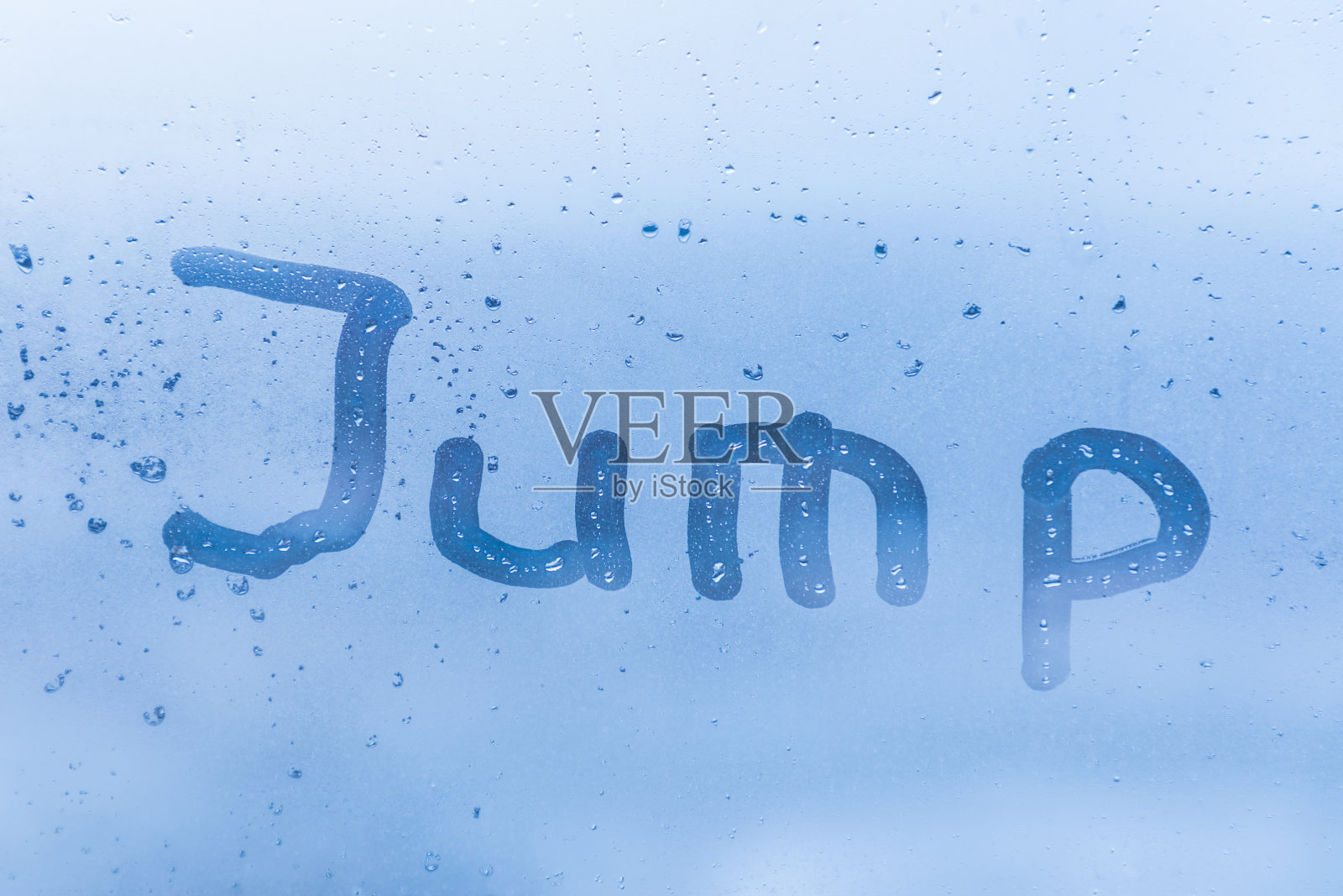 自杀的碑文用水滴跳在晚上或早晨的蓝色窗户玻璃上照片摄影图片
