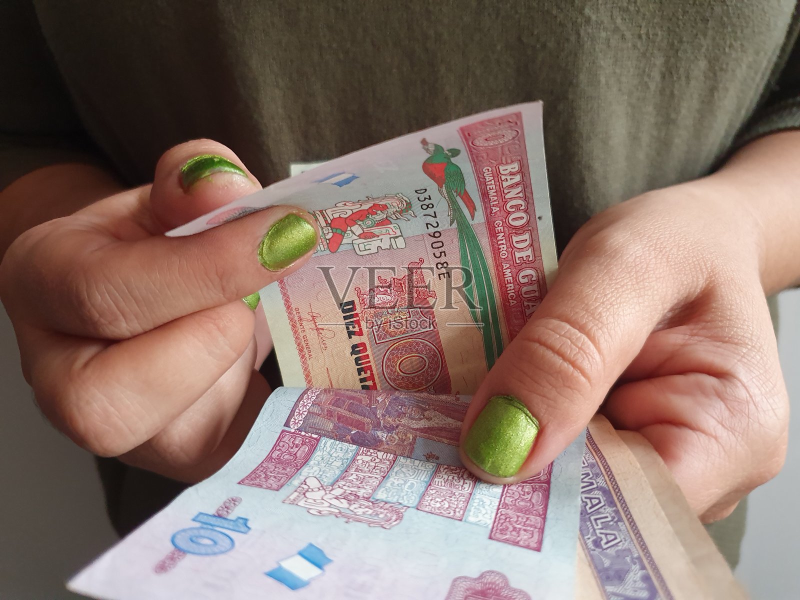 女人数危地马拉货币的手照片摄影图片