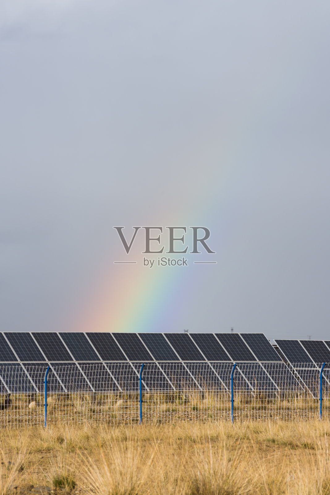 彩虹和太阳能发电站的光伏板照片摄影图片