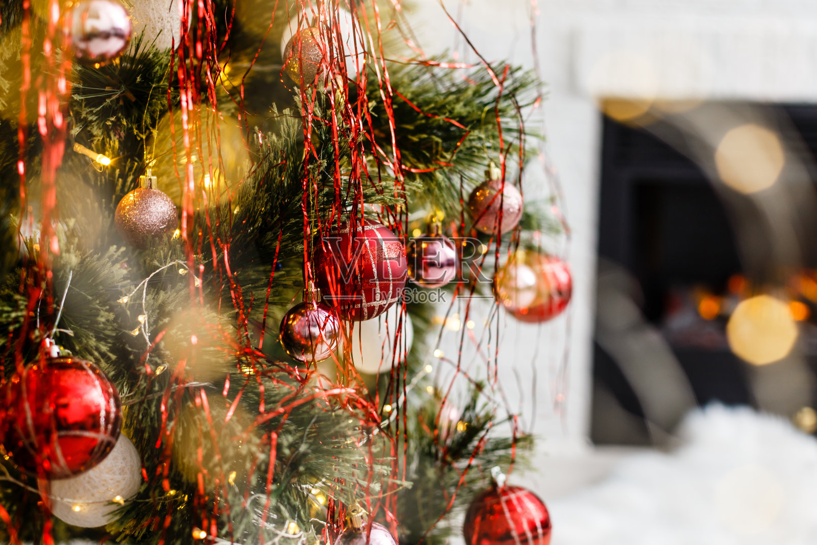 房间壁炉旁的圣诞树照片摄影图片