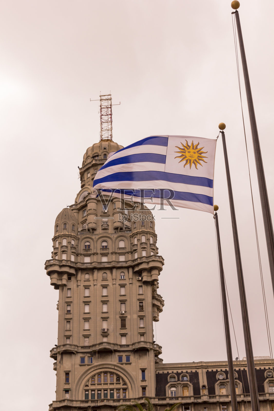 乌拉圭独立广场上的萨尔沃宫和乌拉圭国旗照片摄影图片