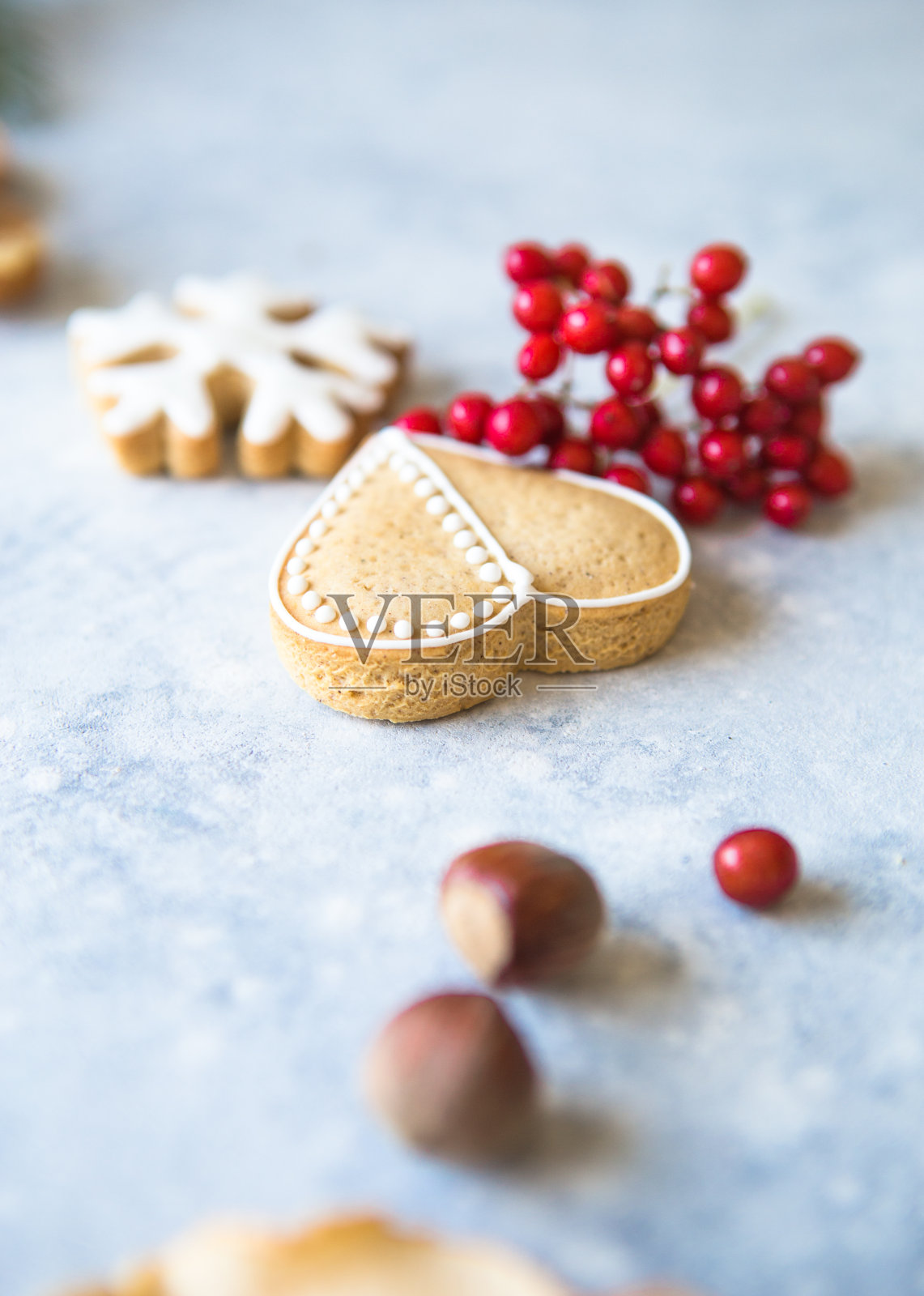 新年和圣诞节背景圣诞糖果，姜饼在灰色的混凝土背景。照片摄影图片
