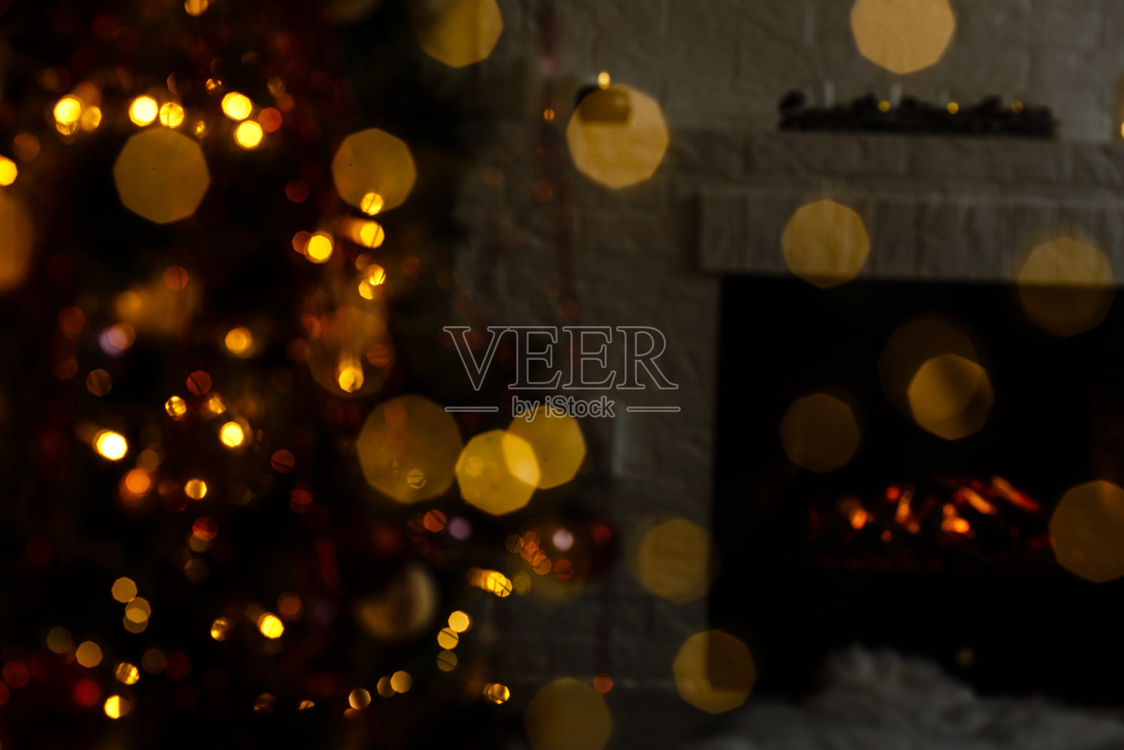 模糊灯光庆祝圣诞树与白色的墙壁背景照片摄影图片