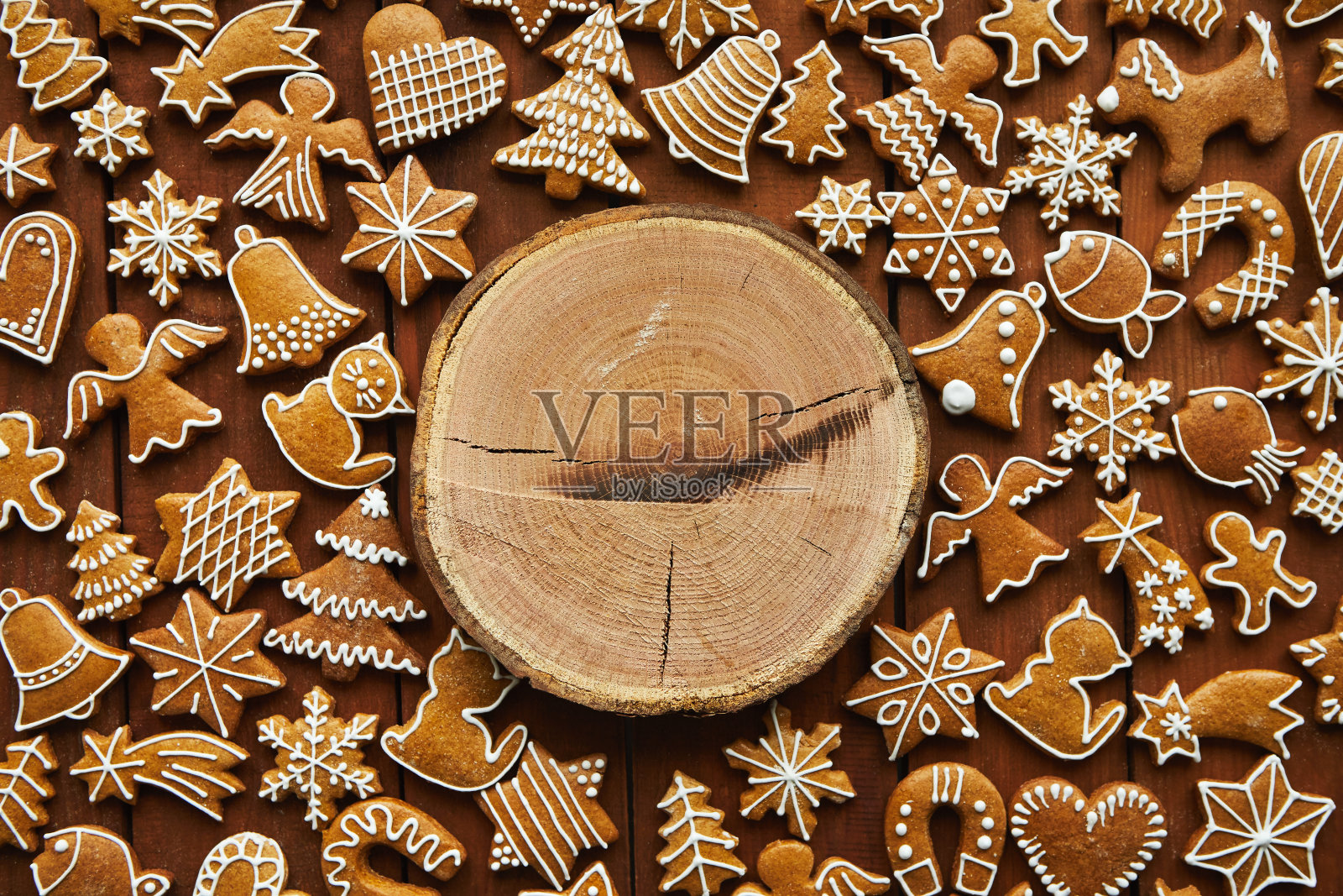 平铺圣诞木制背景姜饼和拷贝空间照片摄影图片