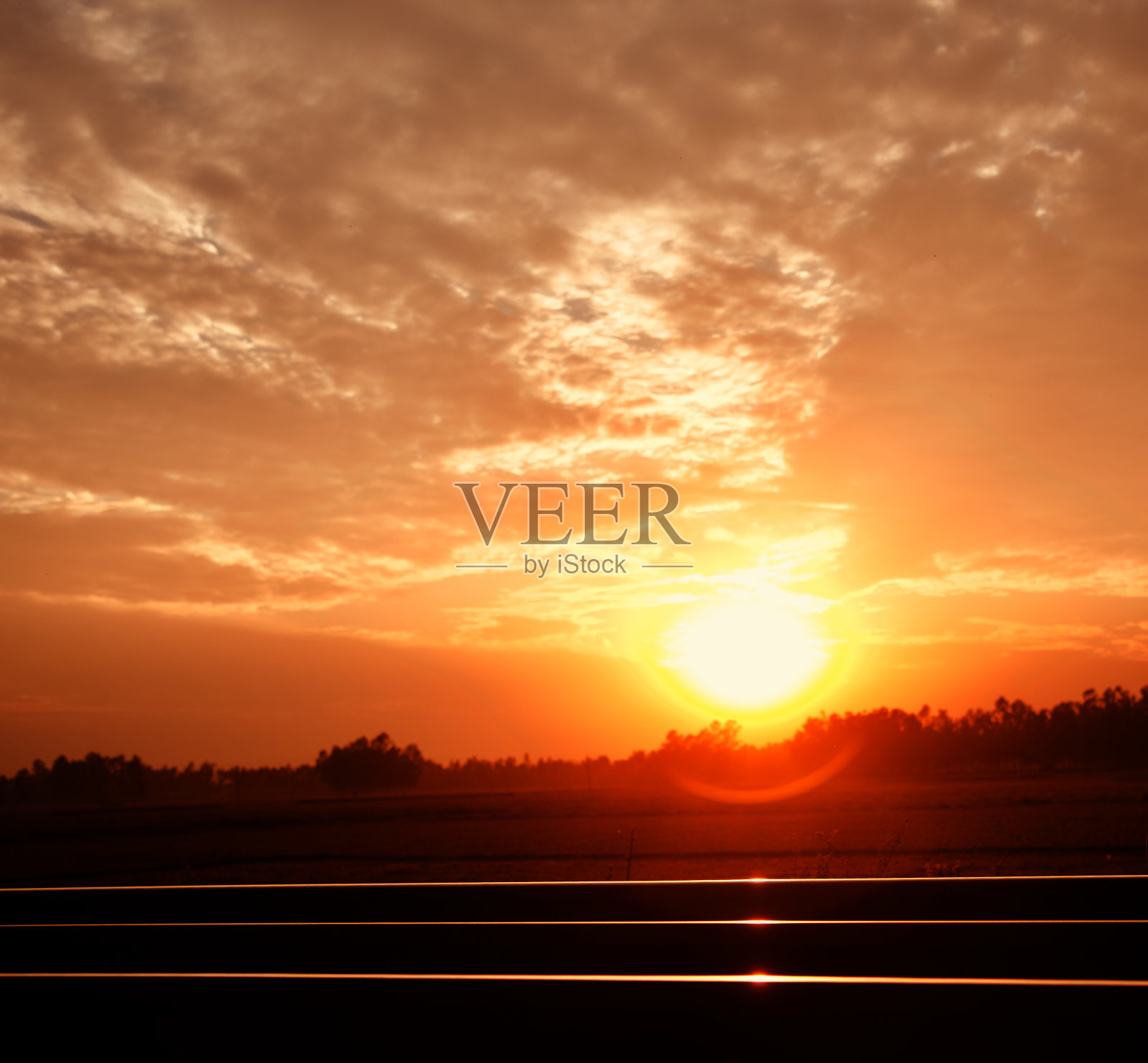 明亮的午后阳光反射在铁轨上照片摄影图片