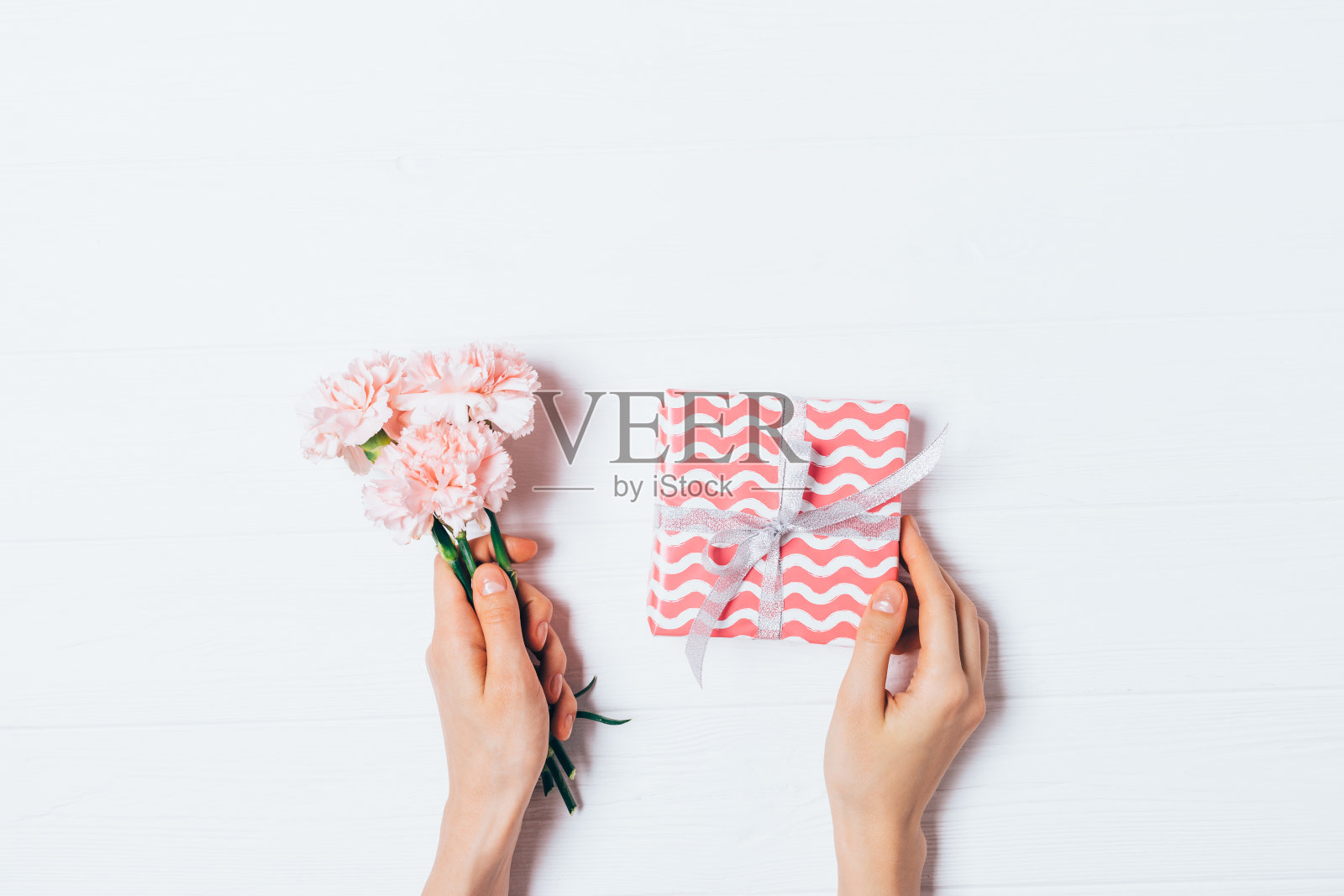 女人的手握礼品盒照片摄影图片