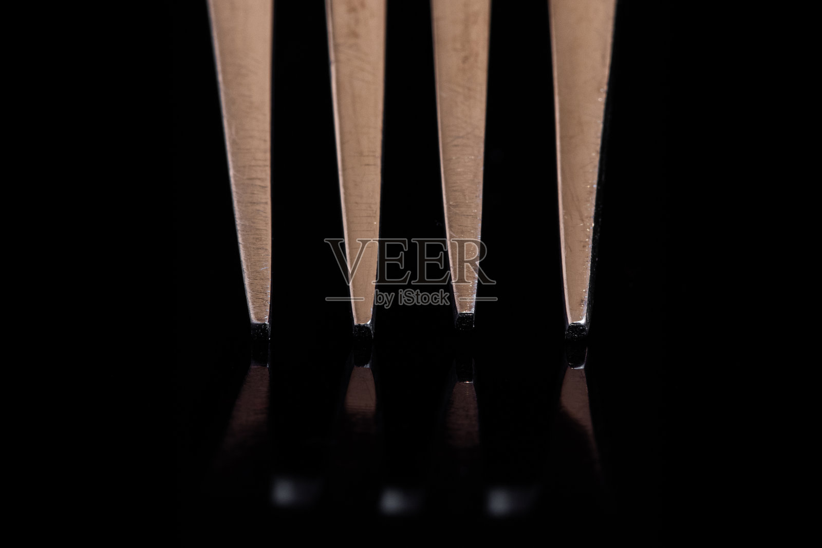 静物-一个用过的叉子在一个黑色的镜子-微距摄影照片摄影图片