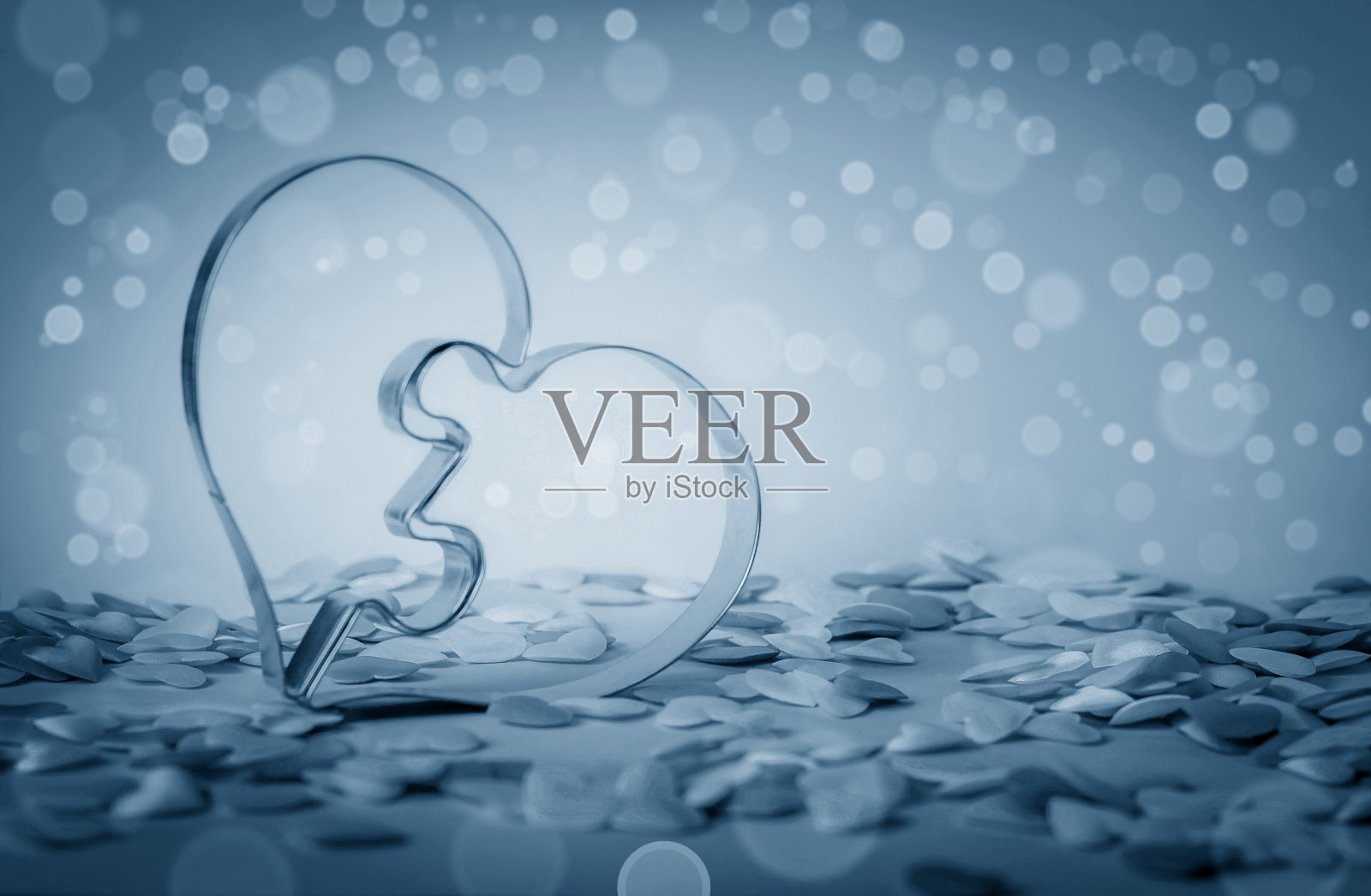 心形金属形状，粉红色上有许多小心形照片摄影图片