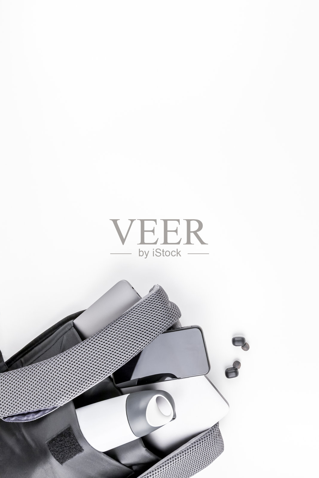 内置笔记本电脑和平板电脑的现代背包照片摄影图片