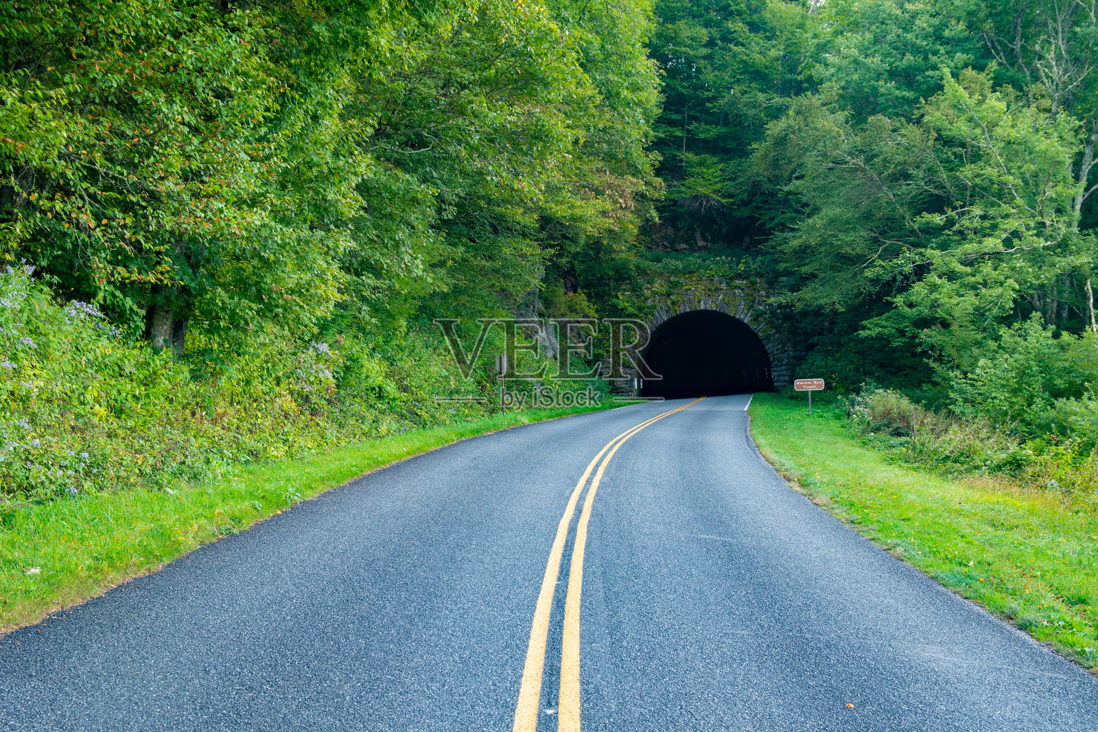 蓝岭公路隧道照片摄影图片