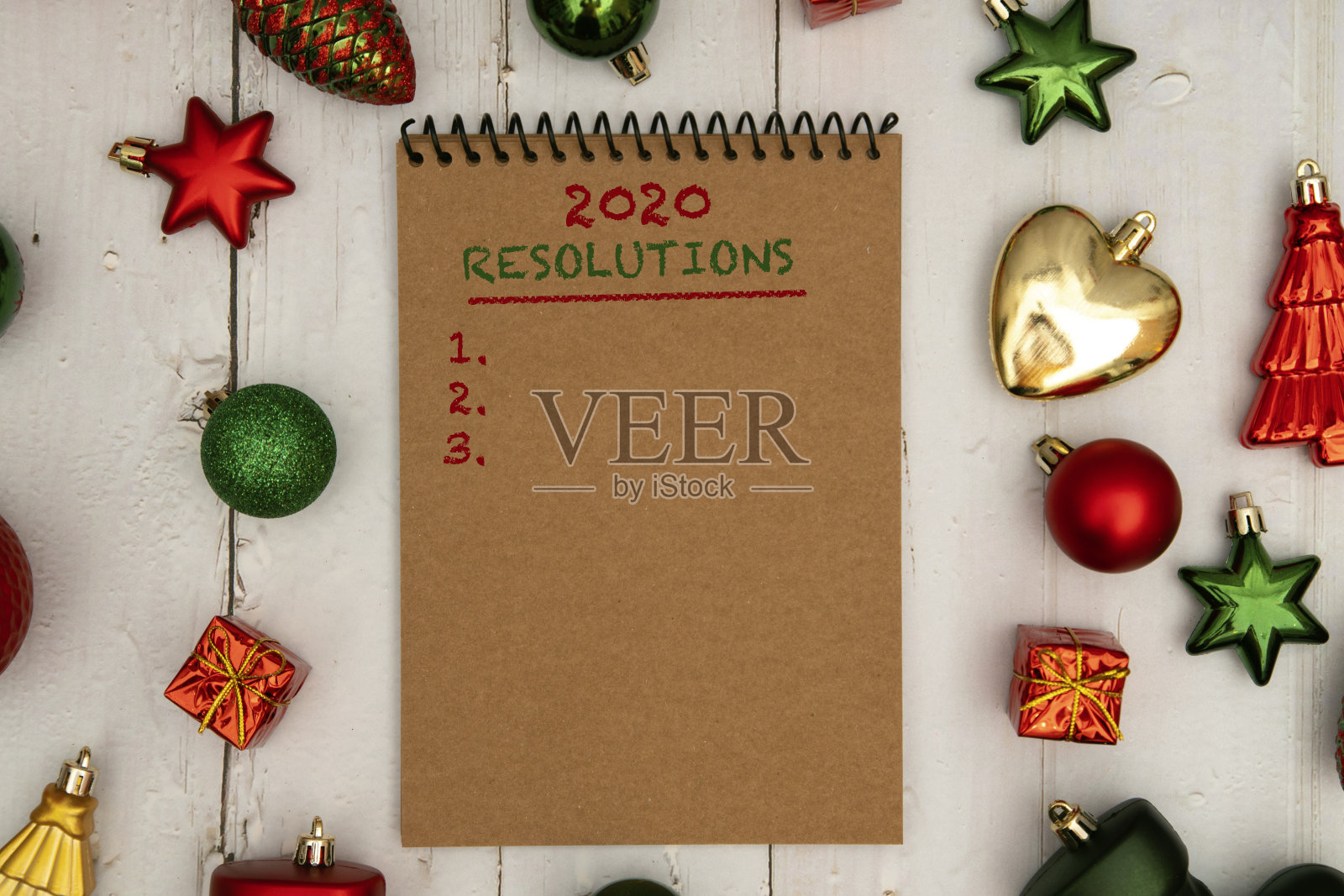 圣诞节和新年的新年决心概念与装饰照片摄影图片