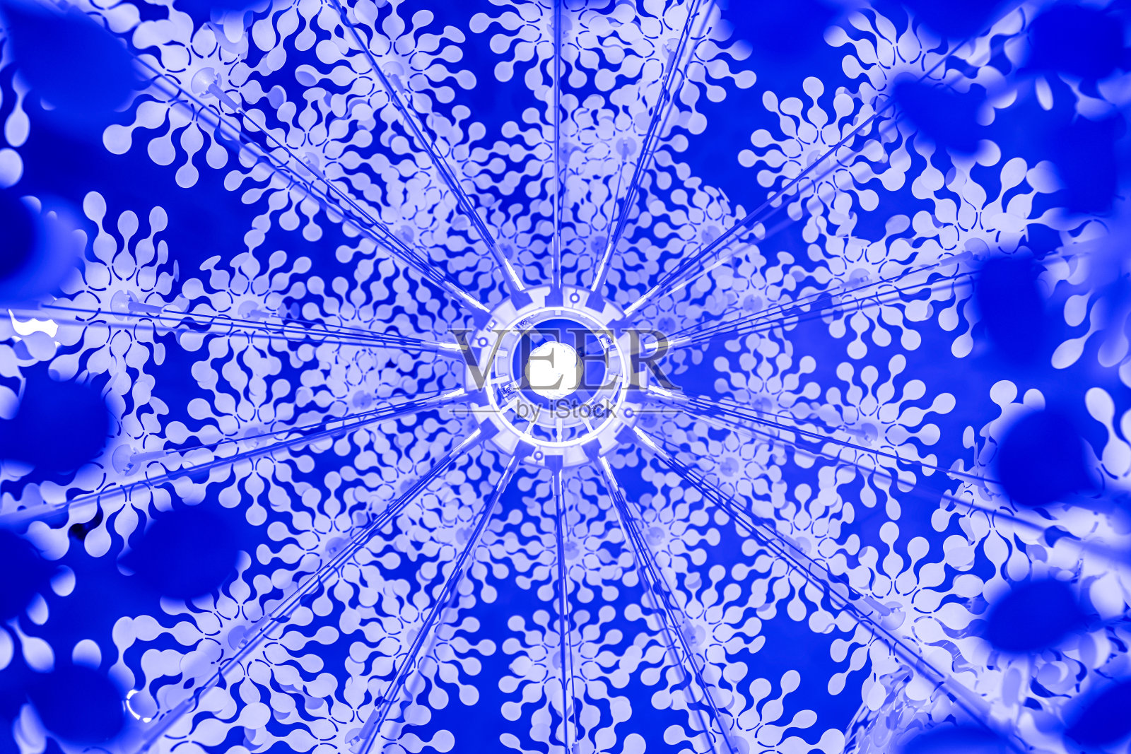 五颜六色的吊灯，五颜六色的灯笼照片摄影图片