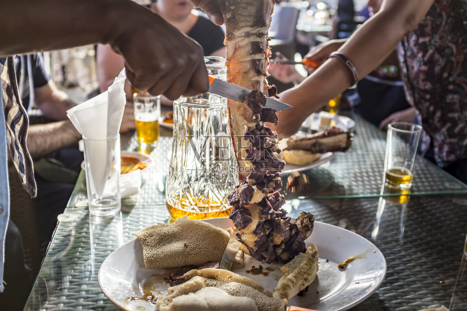 骨头烤牛肉，亚的斯亚贝巴，埃塞俄比亚照片摄影图片