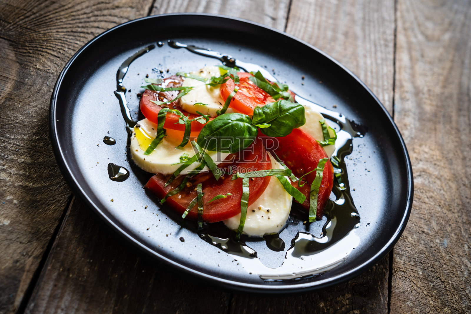 木背景上的卡普里沙拉照片摄影图片