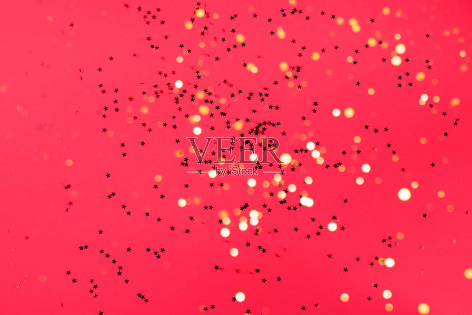 节日的红色背景与金色星星的五彩纸屑照片摄影图片