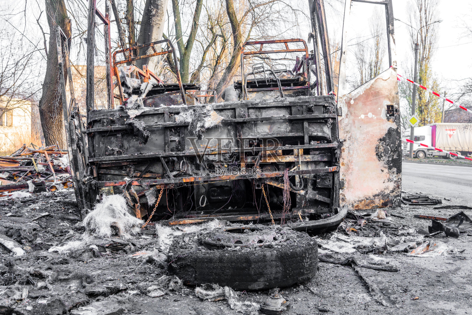 公共汽车在行驶途中着火后的街景照片摄影图片