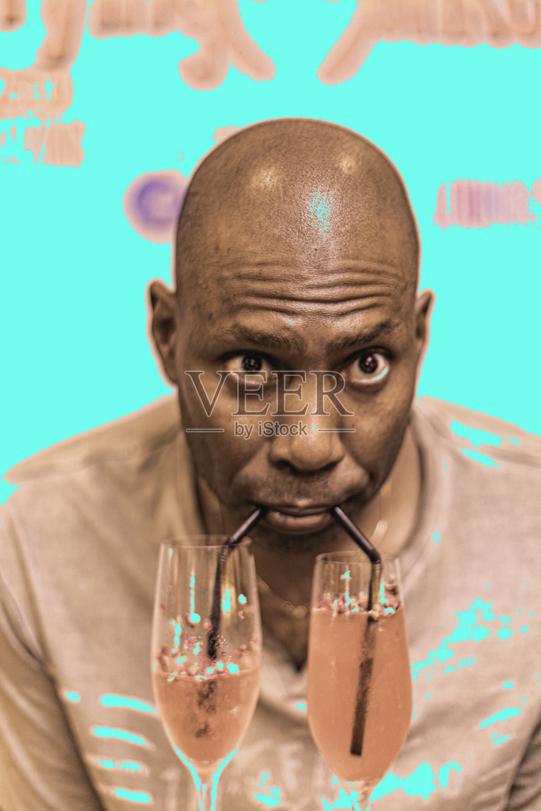 他喝鸡尾酒的快乐时光照片摄影图片