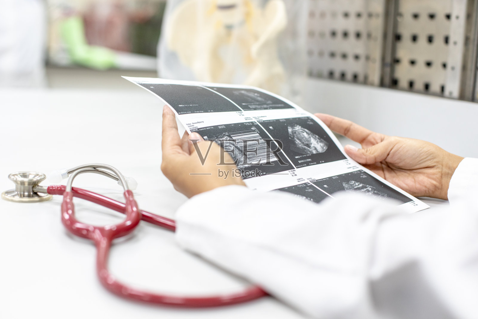 实验室中人体模型生理学研究照片摄影图片